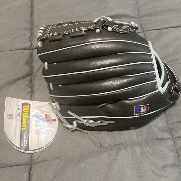 NWT Wilson A360 Youth Black Baseball Glove - Picture 3 of 7